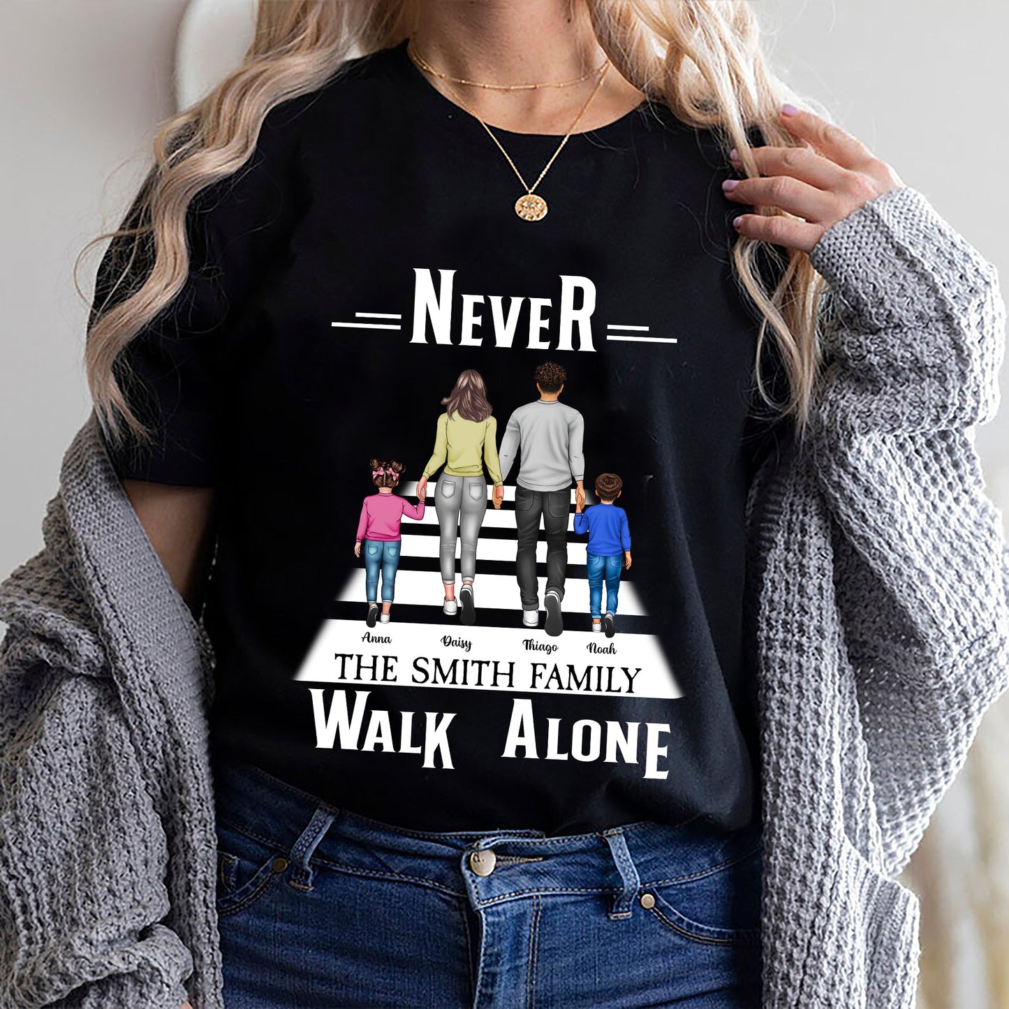 Never Walk Alone Geschenkideen für die Familie – Personalisiertes, individuelles Unisex-T-Shirt