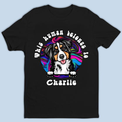 Dieser Mensch gehört dem Hund personalisiertes T-Shirt Hundeliebhaber - Personalisiertes individuelles Unisex T-Shirt