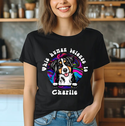 Dieser Mensch gehört dem Hund personalisiertes T-Shirt Hundeliebhaber - Personalisiertes individuelles Unisex T-Shirt