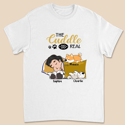 The Cuddle Is Real Hund schläft - Personalisiertes Unisex T-Shirt