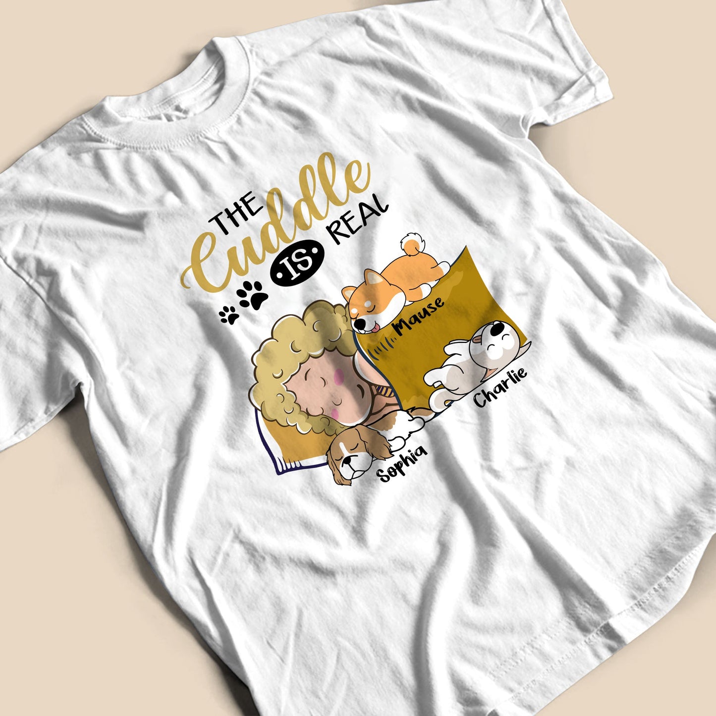 The Cuddle Is Real Hund schläft - Personalisiertes Unisex T-Shirt