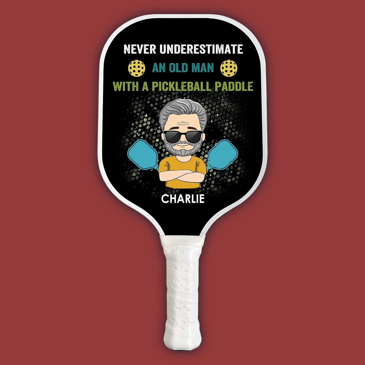 Unterschätzen Sie niemals einen alten Mann mit einem Pickleball-Schläger. Personalisierter Name - Pickleball-Schläger