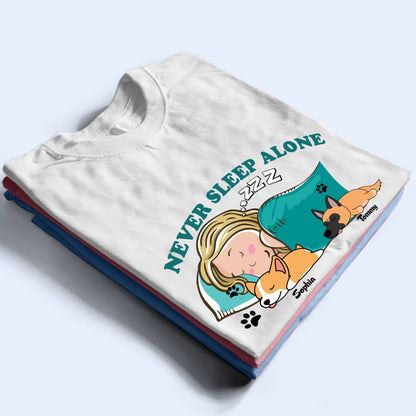 Personalisiertes Never Sleep Alone SleepShirt für Hundeliebhaber - Personalisiertes Unisex T-Shirt