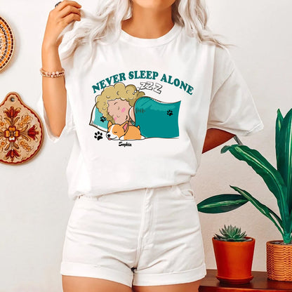 Personalisiertes Never Sleep Alone SleepShirt für Hundeliebhaber - Personalisiertes Unisex T-Shirt