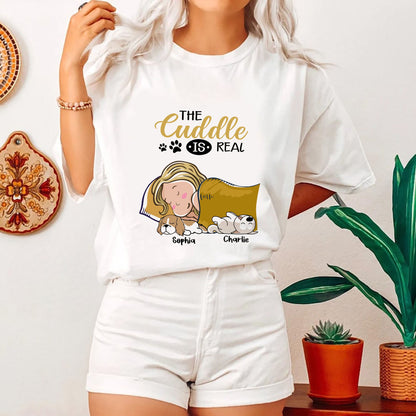 The Cuddle Is Real Hund schläft - Personalisiertes Unisex T-Shirt