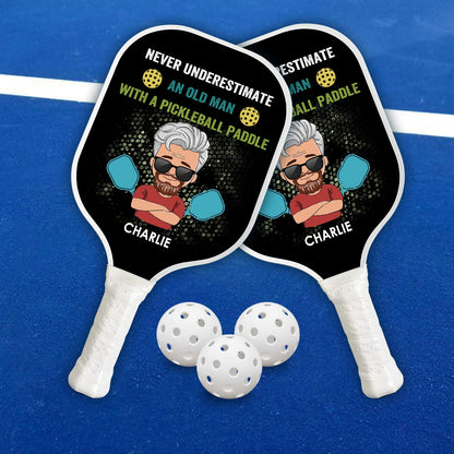 Unterschätzen Sie niemals einen alten Mann mit einem Pickleball-Schläger. Personalisierter Name - Pickleball-Schläger