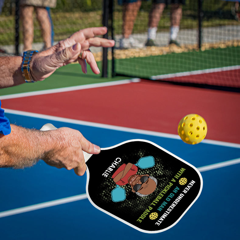 Unterschätzen Sie niemals einen alten Mann mit einem Pickleball-Schläger. Personalisierter Name - Pickleball-Schläger