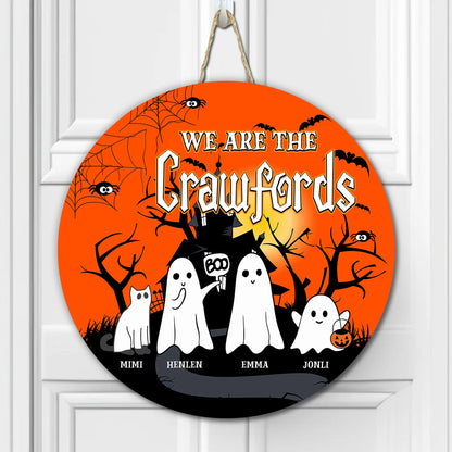 We Are The Boo Crew Family Spooky Season – Geschenk für die Halloween-Saison, Katzen- und Hundeliebhaber – personalisiertes Holzschild