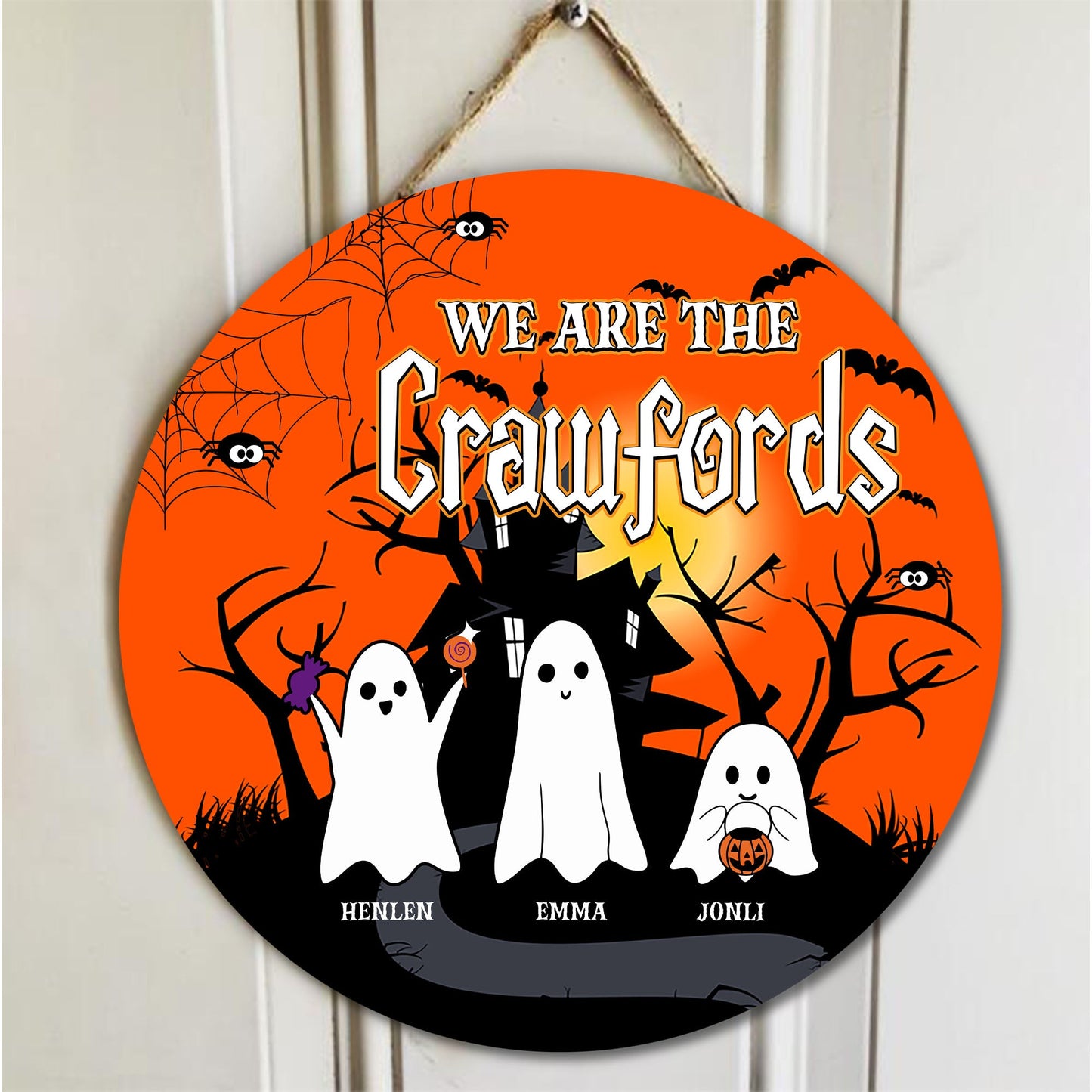 We Are The Boo Crew Family Spooky Season – Geschenk für die Halloween-Saison, Katzen- und Hundeliebhaber – personalisiertes Holzschild