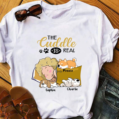 The Cuddle Is Real Hund schläft - Personalisiertes Unisex T-Shirt