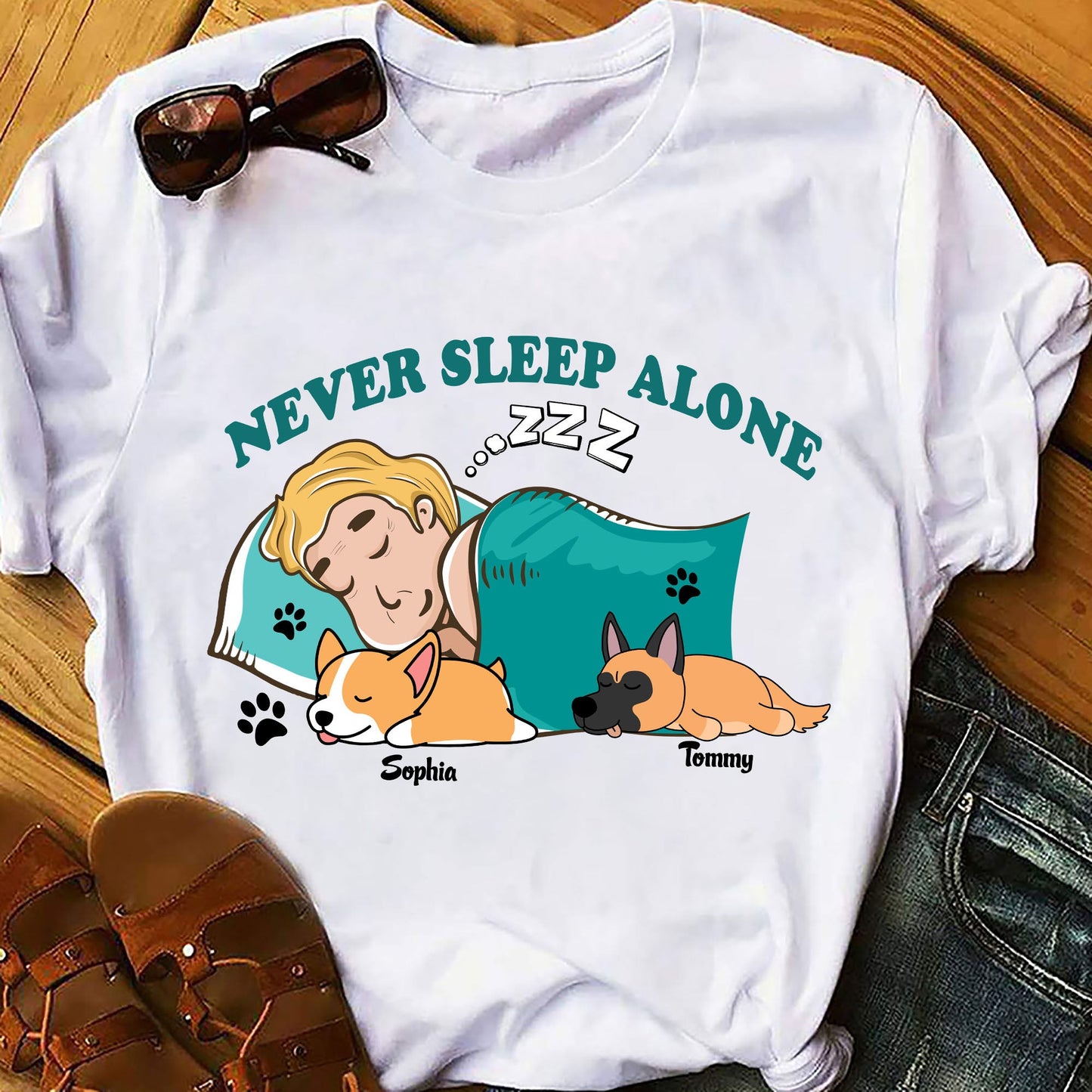 Personalisiertes Never Sleep Alone SleepShirt für Hundeliebhaber - Personalisiertes Unisex T-Shirt