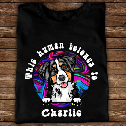 Dieser Mensch gehört dem Hund personalisiertes T-Shirt Hundeliebhaber - Personalisiertes individuelles Unisex T-Shirt